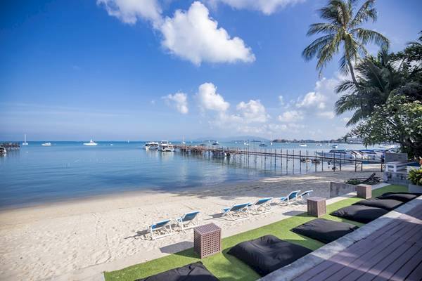 Außenbereich des Punnpreeda Beach Resort mit Blick auf den Strand und den Hafen.