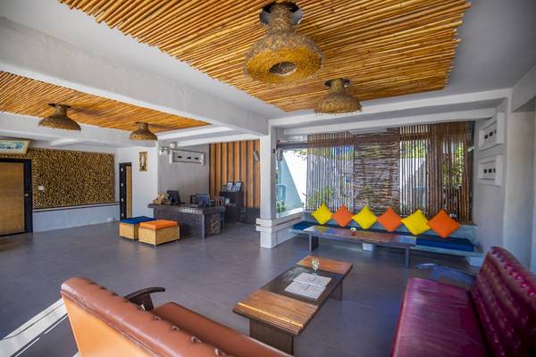 Lobbybereich des Punnpreeda Beach Resorts mit einer Holzdecke und verschiedenen Möbeln.