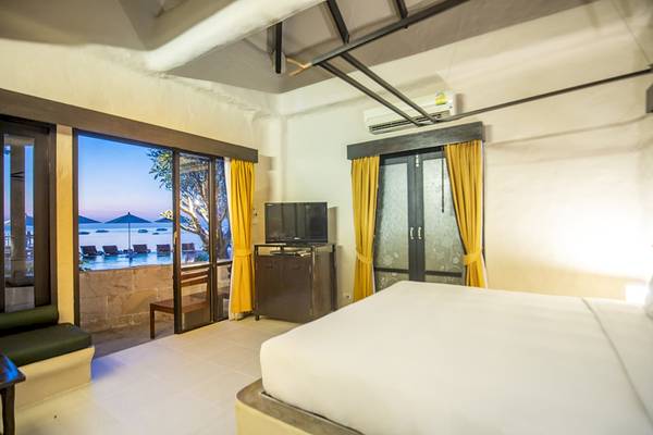 Hotelzimmer des Punnpreeda Beach Resort mit Meerblick, Fernseher und Terrasse.