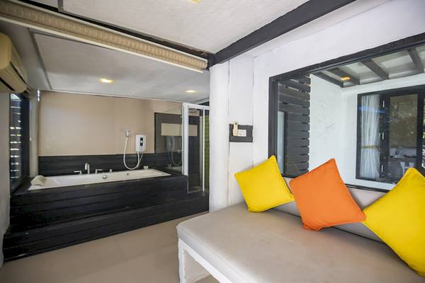 Badezimmer im Punnpreeda Beach Resort mit Badewanne, Dusche und Fenstern.