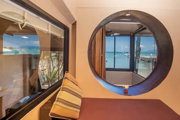 Innenansicht des Punnpreeda Beach Resort mit Blick auf das Meer durch ein rundes Fenster.
