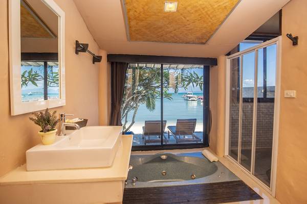 Badezimmer im Punnpreeda Beach Resort mit Whirlpool und Meerblick