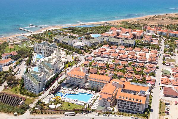 Luftaufnahme des Side Aluna Hotels mit Blick auf den Pool, die Gebäude und die Küste
