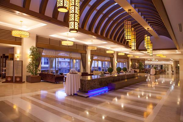Foyer des Side Aluna Hotels mit Marmorboden, Lampen und Pflanzen.