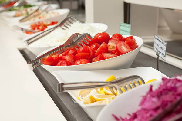 Buffet mit Tomaten, Zwiebeln, Zitronen und Krautsalat im Side Aluna Hotel.