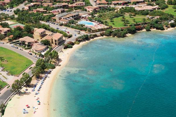 Luftaufnahme des Resorts Cala Di Falco mit Pool und Strand