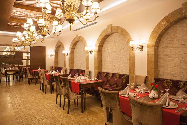 Innenansicht des Side Aluna Hotels Restaurants mit roten Tischdecken und luxuriösem Interieur.