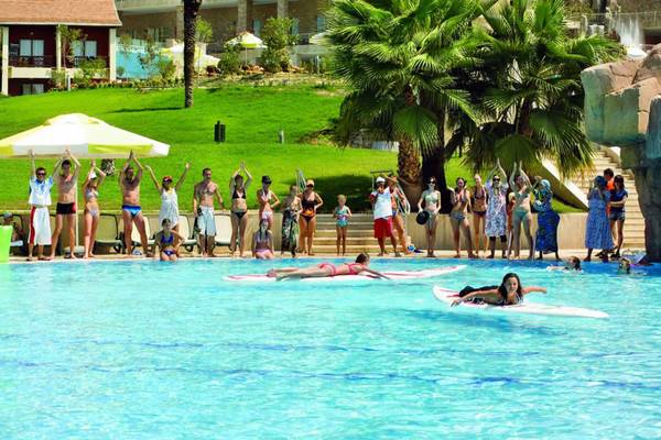 Gruppe von Gästen beim Wassersport am Pool des Horus Paradise Luxury Resort