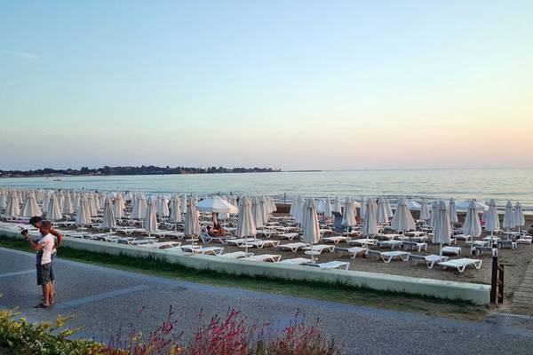 Strand des Horus Paradise Luxury Resort mit vielen Sonnenliegen und Schirmen