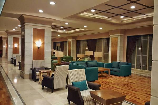 Lobby des Horus Paradise Luxury Resort mit Möbeln und Lampen.
