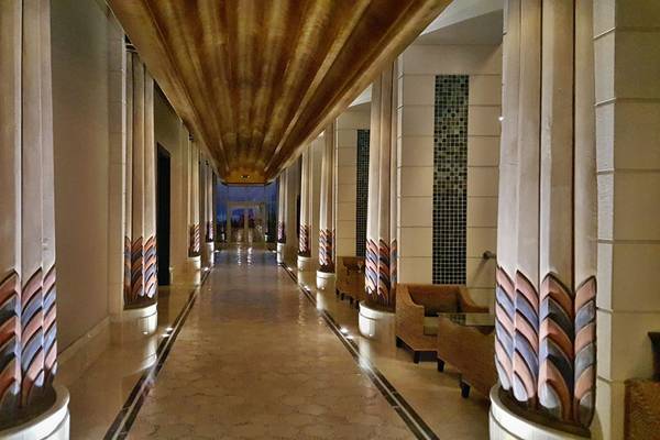 Korridor im Horus Paradise Luxury Resort mit geometrischen Mustern an den Wänden und hohen Decken.