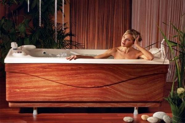 Frau in einem Whirlpool im Horus Paradise Luxury Resort