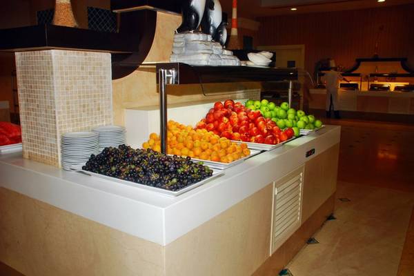 Buffet mit verschiedenen Früchten im Horus Paradise Luxury Resort.