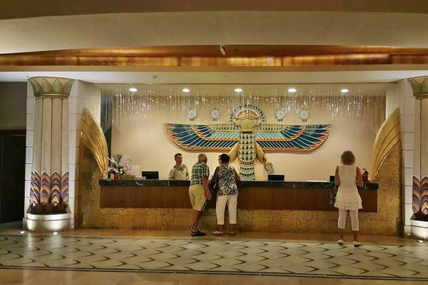 Lobby des Horus Paradise Luxury Resorts mit ägyptischen Kunstwerken und Gästen.