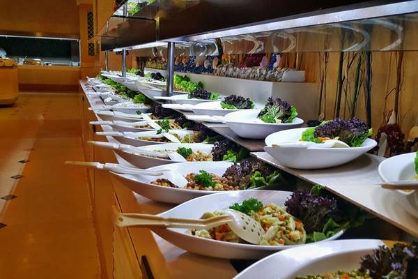 Buffet im Horus Paradise Luxury Resort mit verschiedenen Salatschüsseln und Besteck.