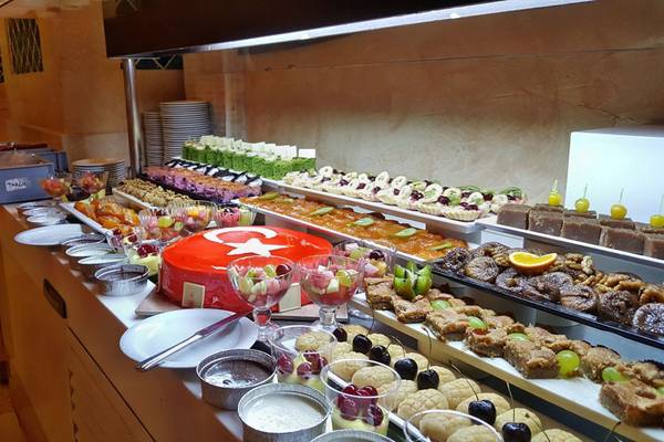 Buffet im Horus Paradise Luxury Resort mit einer Vielzahl von Desserts und Gebäck.