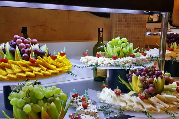 Buffet im Horus Paradise Luxury Resort mit Obstplatten, Käse und Wein.
