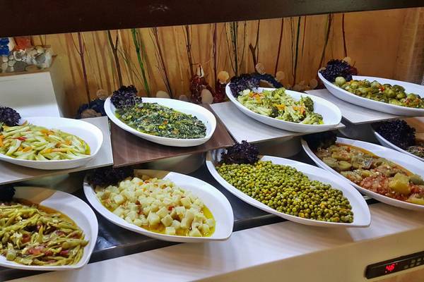 Buffet im Horus Paradise Luxury Resort mit verschiedenen Gerichten wie grünem Gemüse, Erbsen und Tomaten.