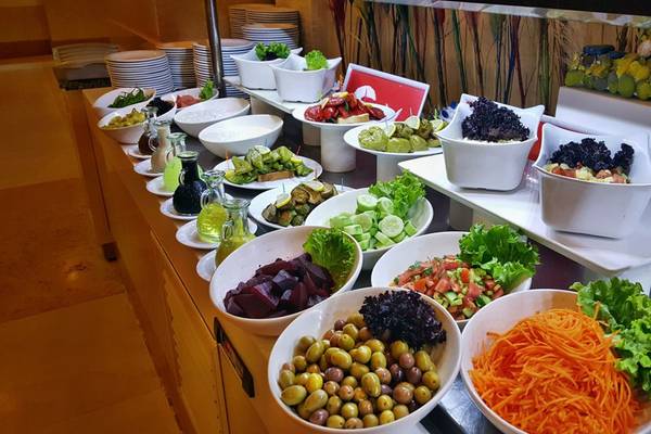 Buffet im Horus Paradise Luxury Resort mit verschiedenen Salaten und Beilagen.