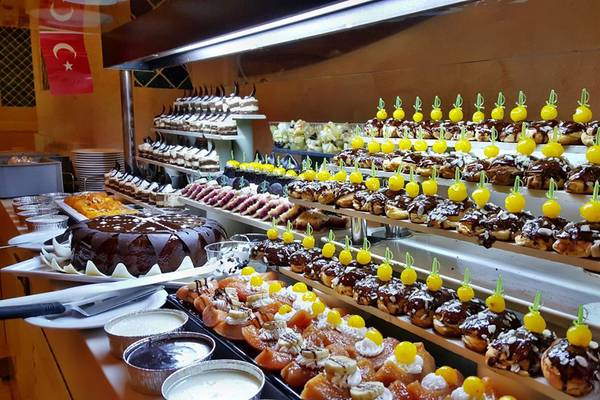 Buffet mit verschiedenen Desserts im Horus Paradise Luxury Resort.