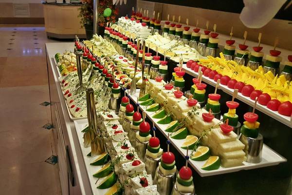 Buffet im Horus Paradise Luxury Resort mit verschiedenen Häppchen und Vorspeisen.