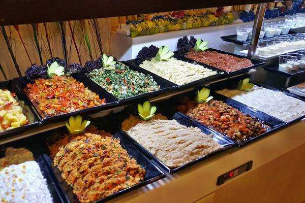Buffet im Horus Paradise Luxury Resort mit verschiedenen Salaten und Gerichten.