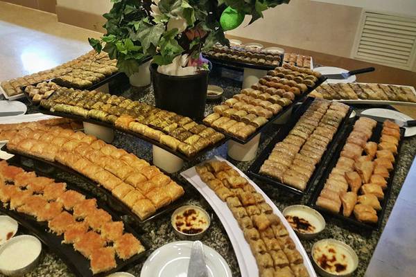 Buffetangebot im Horus Paradise Luxury Resort mit verschiedenen Desserts und Gebäck.