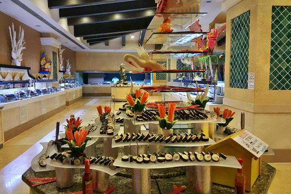 Im Horus Paradise Luxury Resort ist ein großer Buffettisch mit verschiedenen Sushi-Gerichten zu sehen.