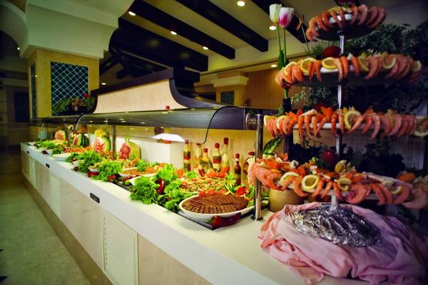 Buffet im Horus Paradise Luxury Resort mit verschiedenen Speisen und Garnituren.