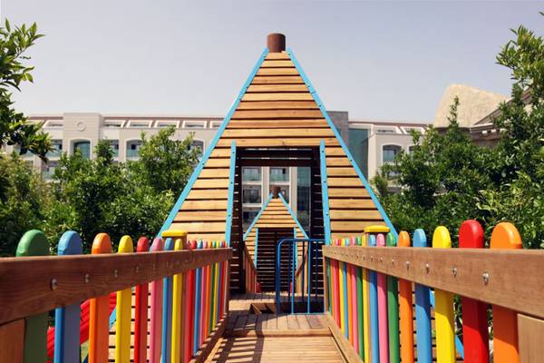 Foto von einem farbenfrohen Spielplatz im Horus Paradise Luxus Resort