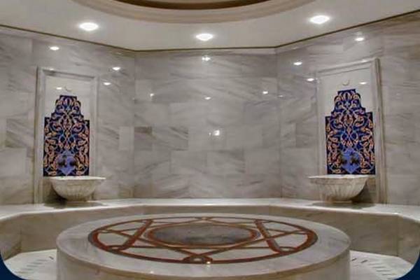 Saunabereich im Horus Paradise Luxury Resort mit Marmorwänden und dekorativen Elementen.