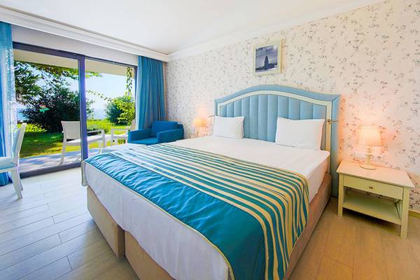 Hotelzimmer im Horus Paradise Luxury Resort mit Blick auf den Garten.