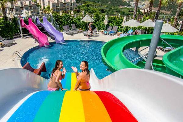 Zwei Frauen in der Wasserrutsche im Wyndham Residences Kusadasi Golf & Spa Hotel