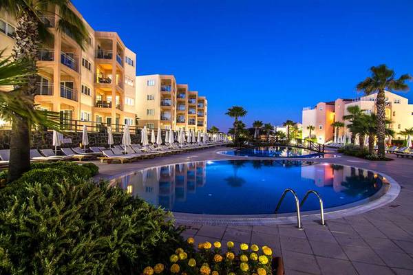 Außenpool mit Loungestühlen und Gebäuden von Wyndham Residences Kusadasi Golf & Spa.