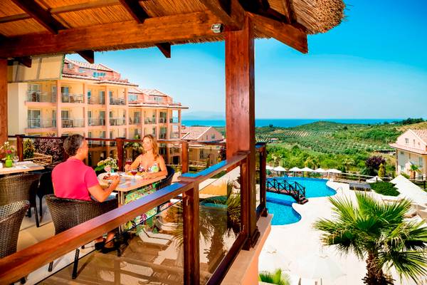 Paar sitzt auf einer Terrasse mit Blick auf das Wyndham Residences Kusadasi Golf & Spa