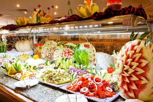 Buffet-Tisch im El Mouradi Club Kantaoui mit geschnittenem Obst und Salaten.