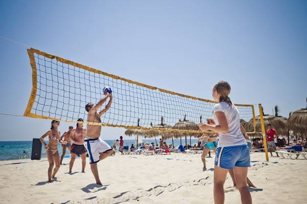Volleyballspieler auf dem Strand des El Mouradi Club Kantaoui