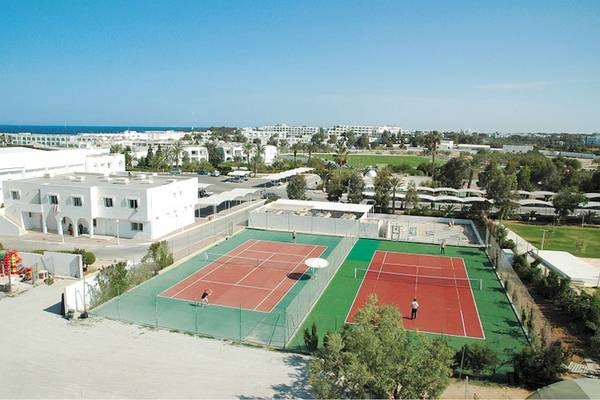 Luftaufnahme der Tennisplätze im El Mouradi Club Kantaoui mit Spielern und Gebäuden.