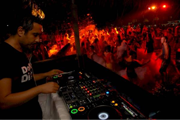 DJ beim El Mouradi Club Kantaoui bei Nacht mit vielen tanzenden Gästen.