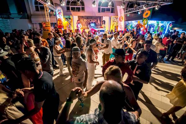 Nachtveranstaltung im El Mouradi Club Kantaoui mit vielen tanzenden Gästen.