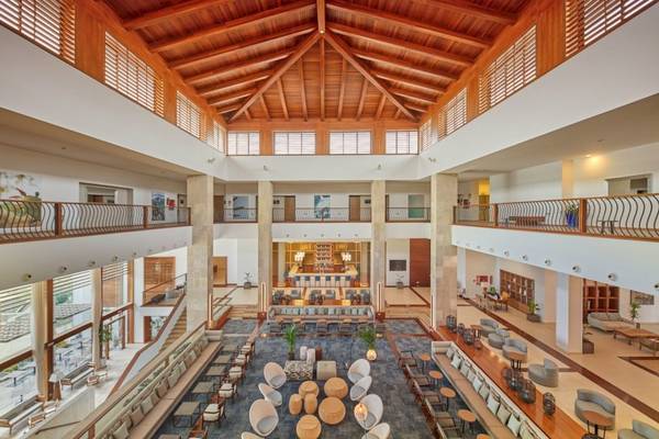 Innenansicht des Secrets Lanzarote Resort & Spa mit gewolbter Holzdecke und Sitzbereichen