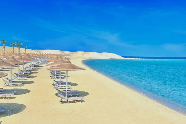 Strand des Iberotel Costa Mares mit vielen Sonnenschirmen und Liegen am Strand