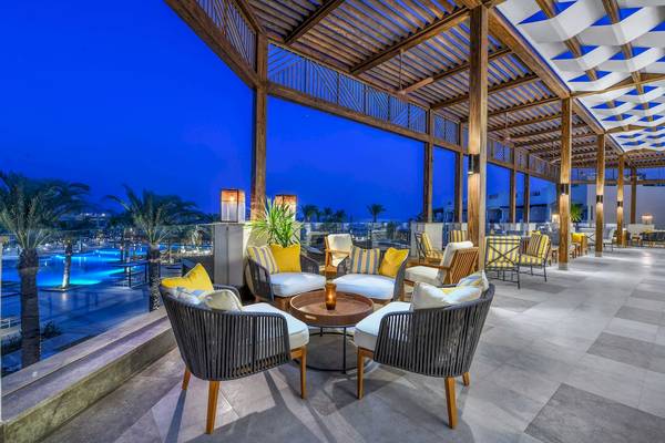 Nachtansicht der Terrasse des Iberotel Costa Mares Hotels mit Blick auf den Pool und Palmen