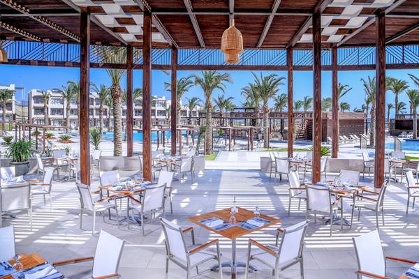 Restaurantbereich im Iberotel Costa Mares Hotel mit Tischen und Stühlen unter einem Dach