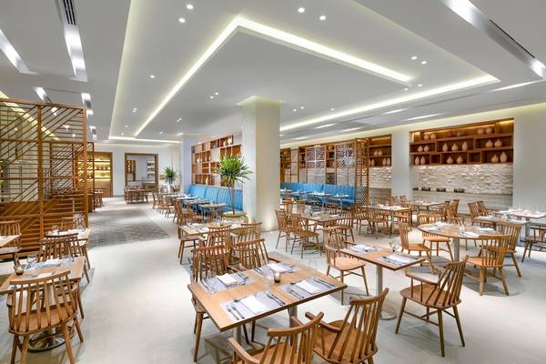 Innenbereich des Iberotel Costa Mares Hotel mit modernen Holztischen und Stühlen.