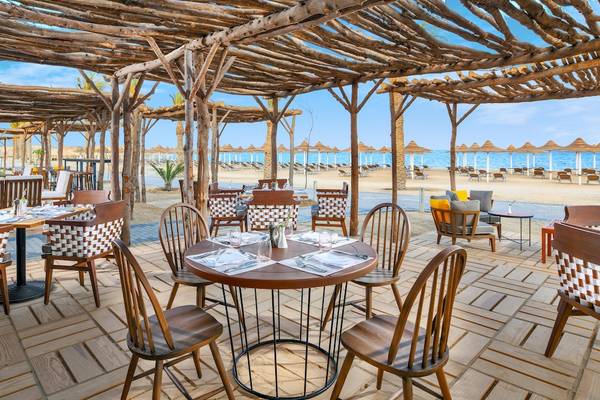 Restaurantterrasse im Iberotel Costa Mares mit Blick auf den Strand und das Meer.