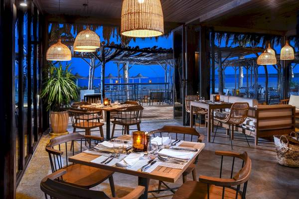 Innenansicht des Restaurants Iberotel Costa Mares bei Nacht mit Tisch- und Stuhlarrangements.