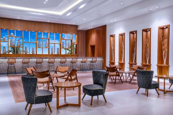 Innenansicht der Lobby im Iberotel Costa Mares Hotel mit Holzmöbeln und Vasen.
