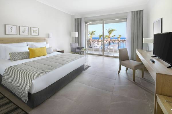 Hotelzimmer im Iberotel Costa Mares mit Blick auf den Balkon und das Meer.
