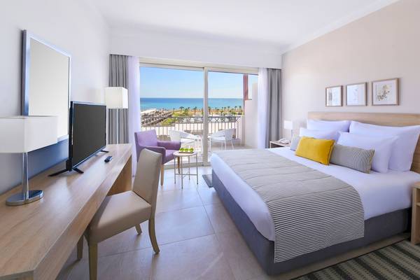 Hotelzimmer im Iberotel Costa Mares mit Blick auf das Meer und die Terrasse.
